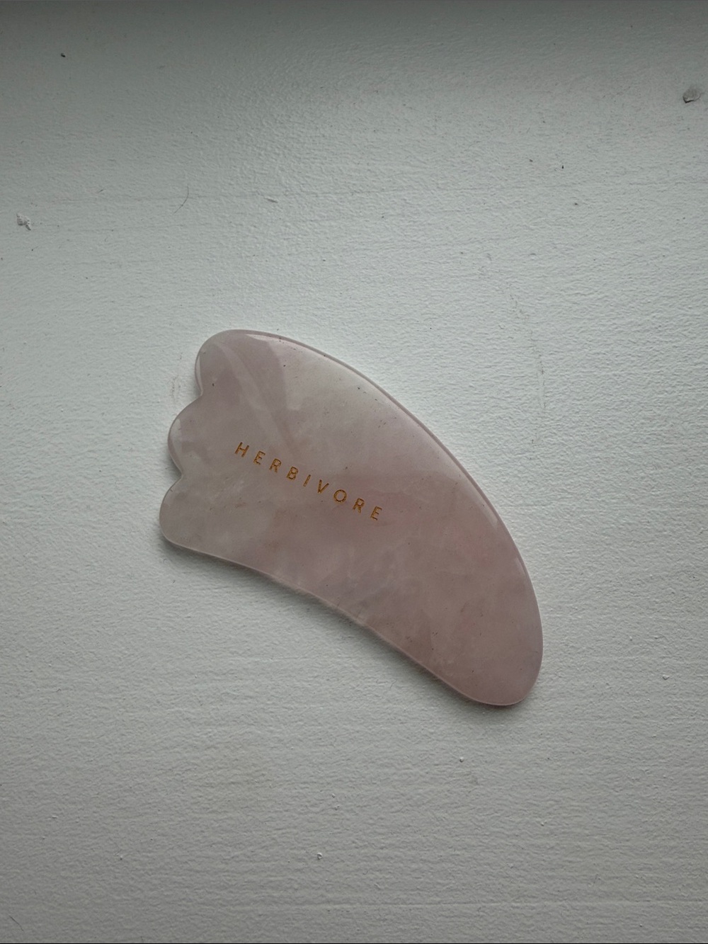 HERBIVORE Rose Quartz Gua Sha - Light Pink